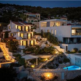 6 Bedroom Waterfront Villa with Pool in Uvala Ljubljeva near Trogir, Sleeps 12-13